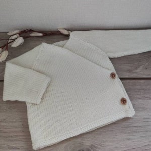 Ensemble tricot brassière cache coeur et chaussons assortis en laine mérinos blanc cassé et boutons bois image 5