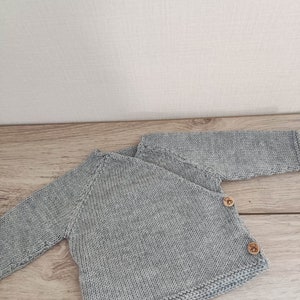 Ensemble tricot brassière cache coeur et chaussons assortis en laine mérinos gris clair et boutons bois image 4