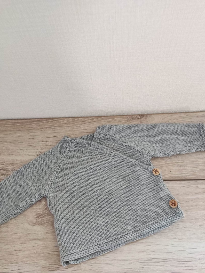 Ensemble tricot brassière cache coeur et chaussons assortis en laine mérinos gris clair et boutons bois image 4