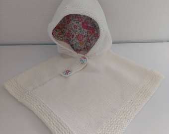 Poncho à capuche  cape pour bébé tricoté main en laine mérinos blan cassé capuche doublée de tissu