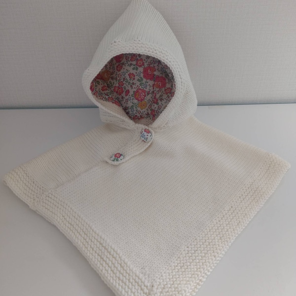 Poncho à capuche  cape pour bébé tricoté main en laine mérinos blan cassé capuche doublée de tissu