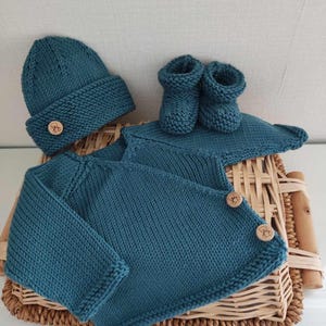 Ensemble tricot  brassière cache coeur  bonnet et chaussons assortis en laine mérinos turquoise et boutons bois
