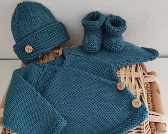 Ensemble tricot  brassière cache coeur  bonnet et chaussons assortis en laine mérinos turquoise et boutons bois
