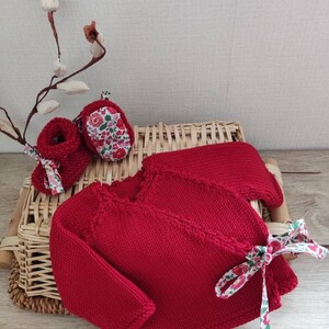 Ensemble brassière cache coeur bonnet et chaussons assortis en laine mérinos rouge et tissu liberty image 2