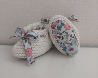 Zapatillas bebé en lana merino blanca y tejido liberty porcelana Betsy