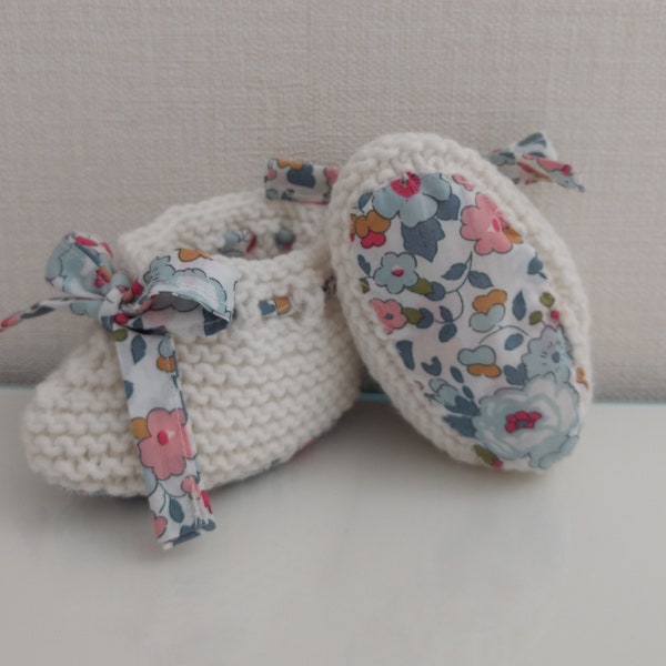 Chaussons bébé en laine mérinos blanche et tissu liberty Betsy porcelaine