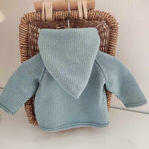 paletot, veste à capuche pour bébé laine merinos céladon et blanc cassé tricoté main boutons en bois oursons image 2