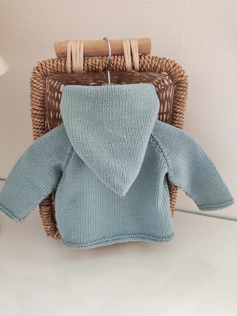 paletot, veste à capuche pour bébé laine merinos céladon et blanc cassé tricoté main boutons en bois oursons image 2