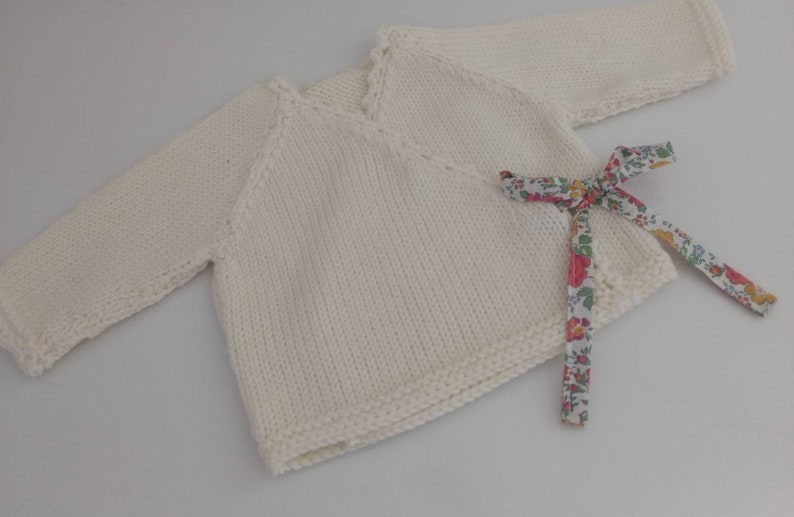 Ensemble brassière bébé cache coeur, layette tricotée à la main en laine blanc cassé, chaussons assortis et tissu liberty félicité image 6