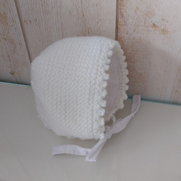Béguin bébé naissance  tricoté en laine mérinos blanc et tissu plumetis blanc