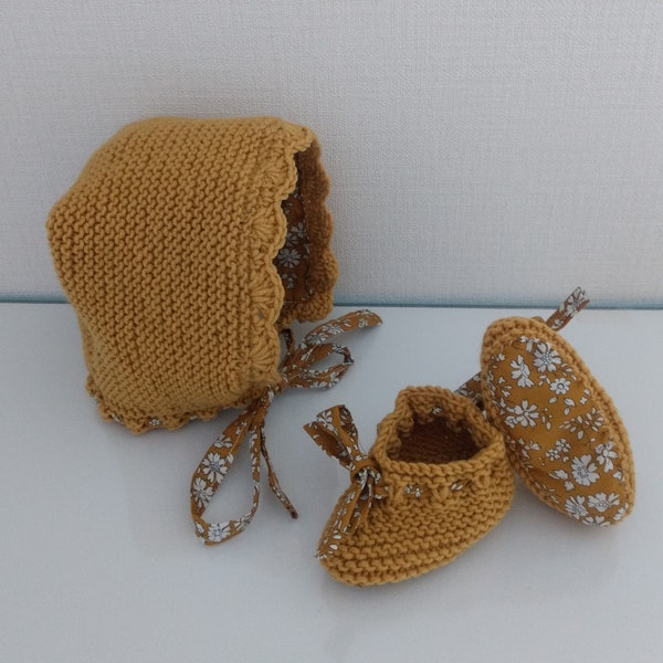 Ensemble bébé béguin et chaussons en laine mérinos moutarde et tissu liberty capel moutarde