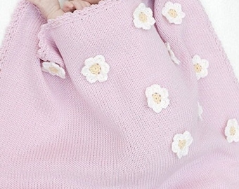 Coperta neonato in lana merino rosa chiaro fiori lavorati a mano ai ferri e bordo all'uncinetto