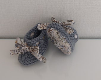 chaussons bébé tricoté en laine mérinos gris souris,  tissu liberty adelajda marron