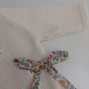 Ensemble brassière bébé cache coeur, layette tricotée à la main en laine blanc cassé, chaussons assortis et tissu liberty félicité image 7