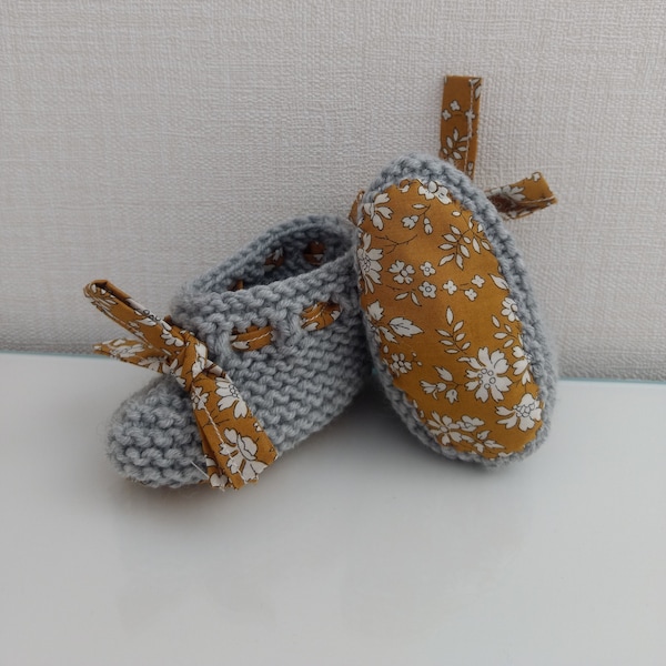 Chaussons bébé en laine mérinos gris clair et tissu liberty capel moutarde