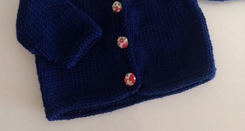 gilet bébé tricoté à la main en laine mérinos bleu marine , col claudine et boutons en tissu liberty betsy fraise des bois image 5