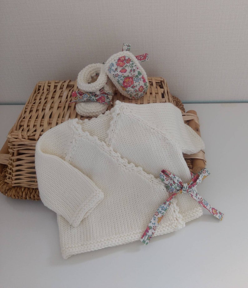 Ensemble brassière bébé cache coeur, layette tricotée à la main en laine blanc cassé, chaussons assortis et tissu liberty félicité image 1