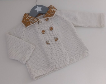 Veste, gilet bébé double boutonnage en laine mérinos blanche tricotée main col et boutons recouvert de tissu liberty capel