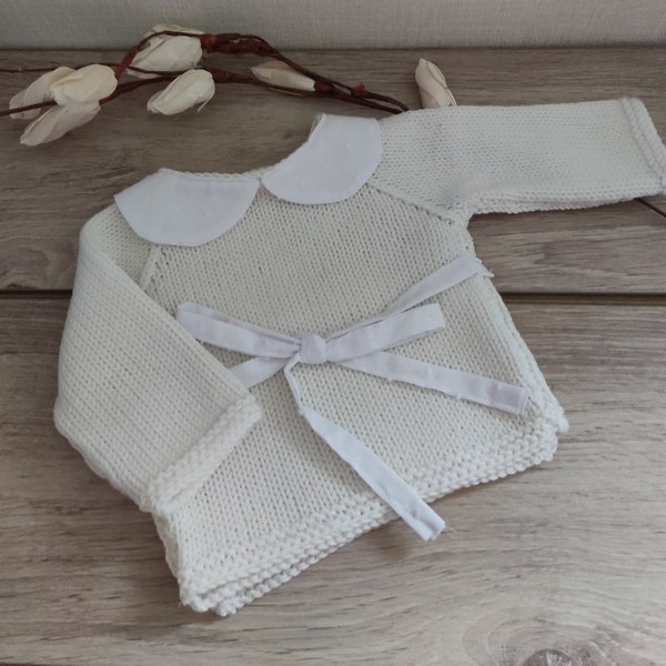 Brassière bébé naissandce  tricotée en laine mérinos blanche, col claudine et liens en tissu plumetis blanc