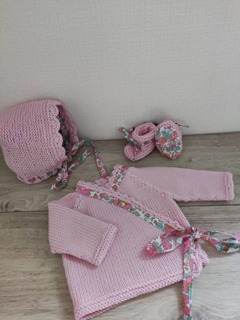 Ensemble bébé brassière, chaussons et béguin en laine mérinos rose et tissu liberty Betsy image 1