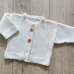 Gilet bébé, layette  tricoté main en laine mérinos , boutons bois oursons