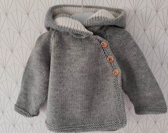 paletot, veste à capuche pour bébé laine merinos gris et blanc cassé tricoté main boutons en bois oursons