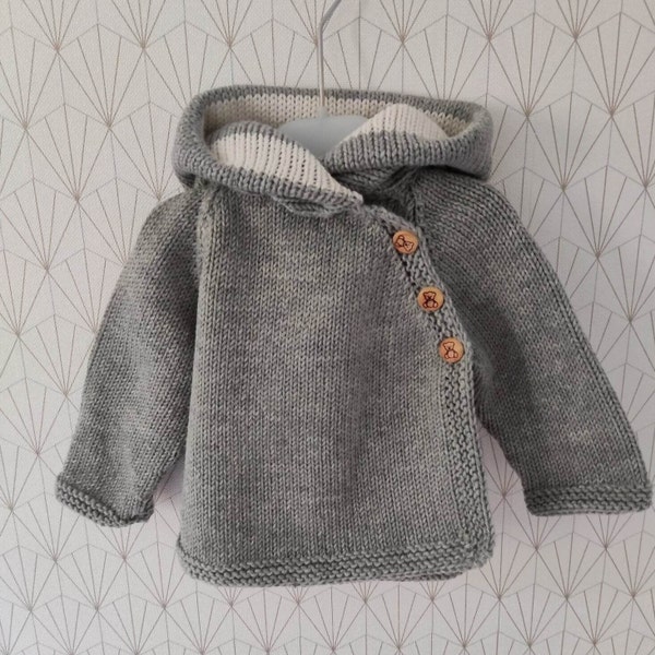 paletot, veste à capuche pour bébé laine merinos gris et blanc cassé tricoté main boutons en bois oursons