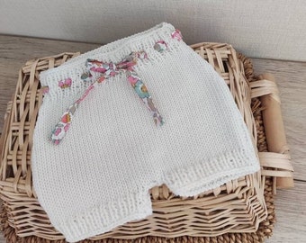 Bloomer bébé tricoté main en laine mérinos blanche,  tissu liberty betsy