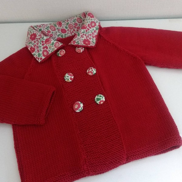 Veste, gilet bébé double boutonnage en laine mérinos rouge tricotée main col,  boutons recouvert de tissu liberty d'anjo fraise des bois