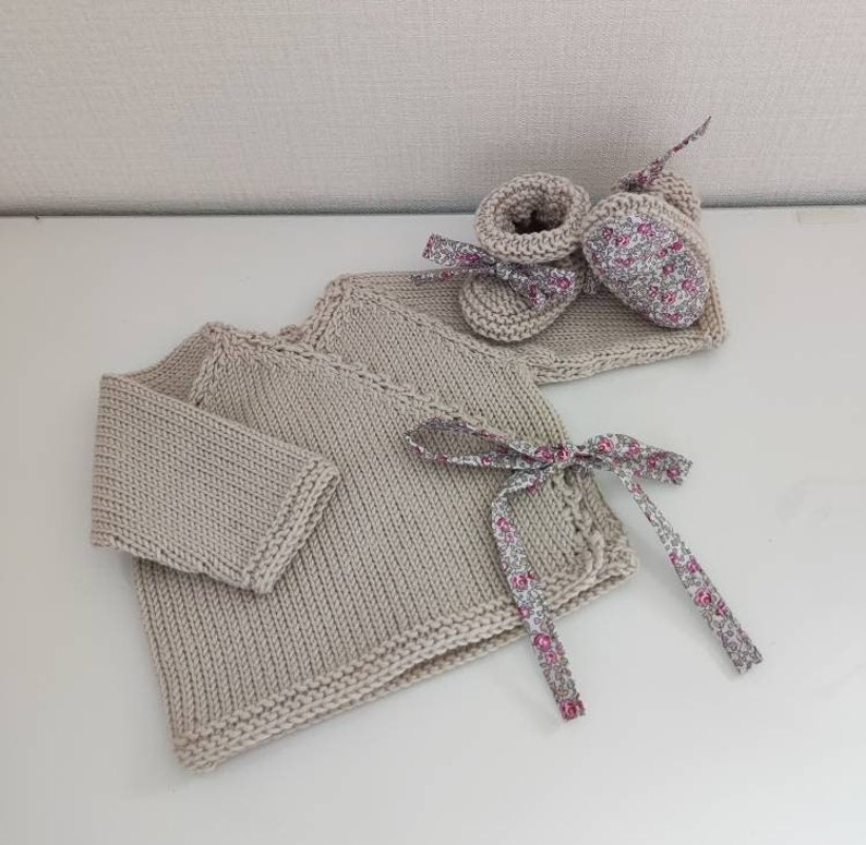 Ensemble brassière cache coeur bonnet et chaussons assortis en laine mérinos beige et tissu liberty image 7