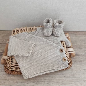 Ensemble tricot brassière cache coeur et chaussons assortis en laine mérinos beige et boutons bois image 1