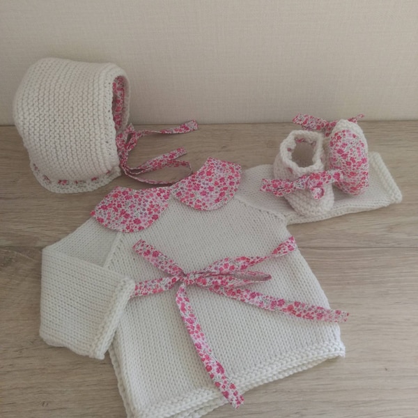 Ensemble bébé layette brassière, chaussons béguin en laine mérinos blanche et tissu liberty phoebe rose