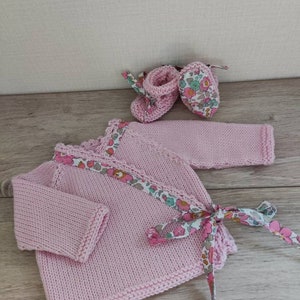 Ensemble bébé brassière, chaussons et béguin en laine mérinos rose et tissu liberty Betsy image 3