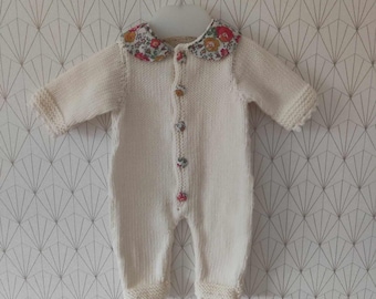 Combinaison bébé tricotée main en laine mérinos blanc cassé associée à du tissu liberty