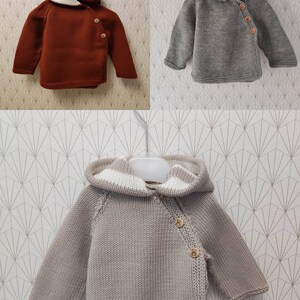 paletot, veste à capuche pour bébé laine merinos céladon et blanc cassé tricoté main boutons en bois oursons image 3