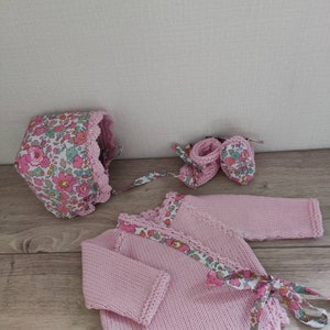 Ensemble bébé brassière, chaussons et béguin en laine mérinos rose et tissu liberty Betsy image 2