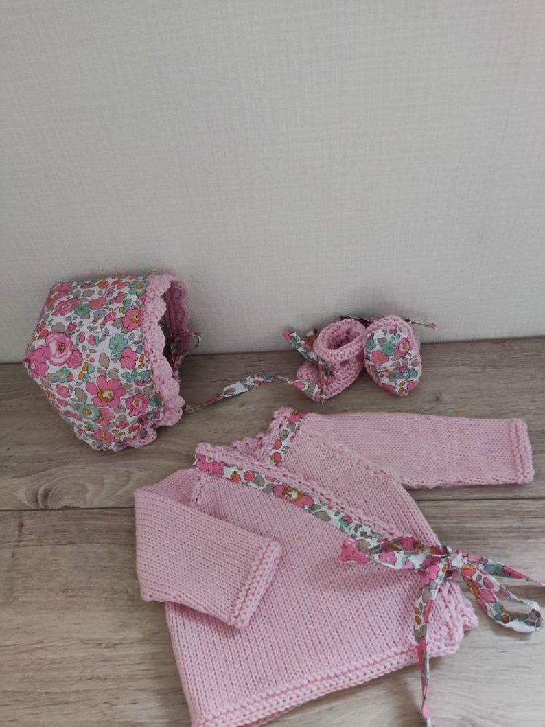 Ensemble bébé brassière, chaussons et béguin en laine mérinos rose et tissu liberty Betsy image 2