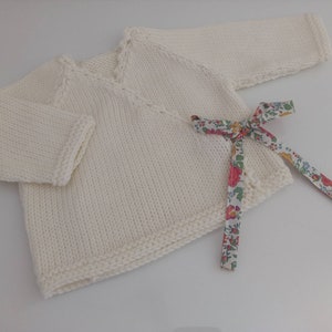 Ensemble brassière bébé cache coeur, layette tricotée à la main en laine blanc cassé, chaussons assortis et tissu liberty félicité image 3