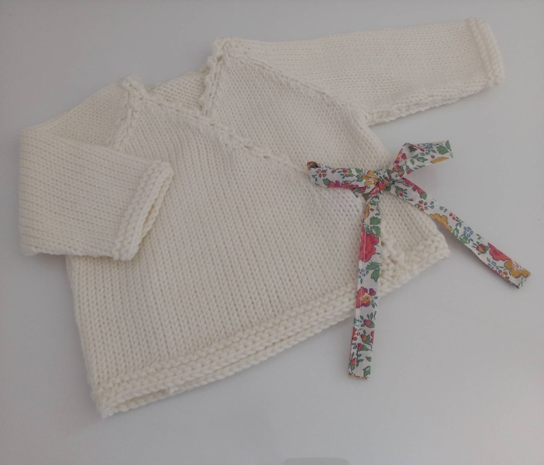 Ensemble brassière bébé cache coeur, layette tricotée à la main en laine blanc cassé, chaussons assortis et tissu liberty félicité image 3