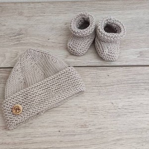 Ensemble brassière cache coeur bonnet et chaussons assortis en laine mérinos beige clair et boutons bois image 5