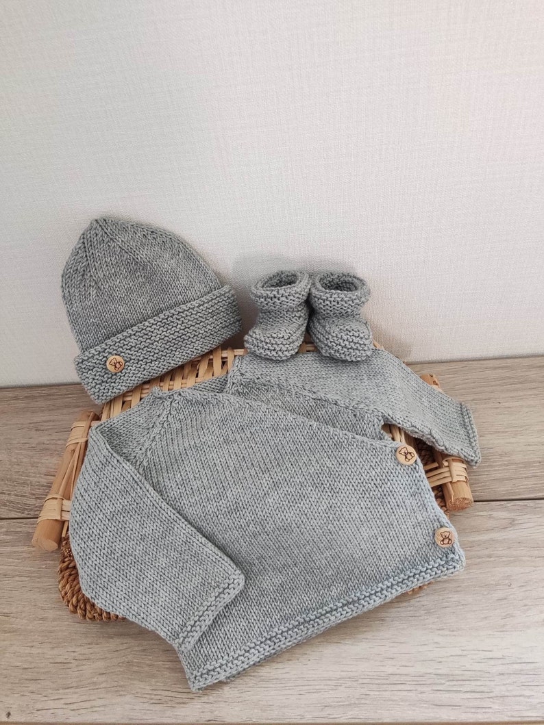 Ensemble tricot brassière cache coeur bonnet et chaussons assortis en laine mérinos gris clair et boutons bois image 1