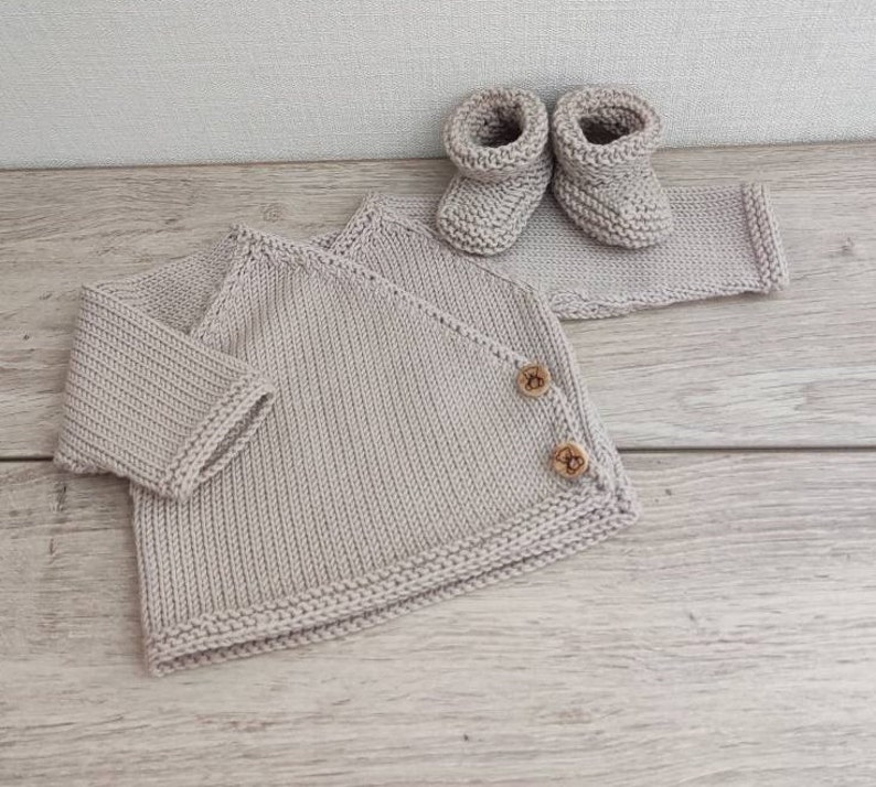 Wrap bra set with matching hat and slippers in light beige merino wool and wooden buttons image 4