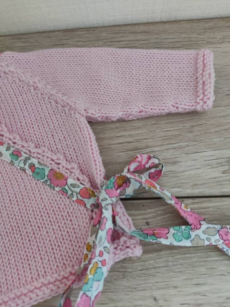 Ensemble bébé brassière, chaussons et béguin en laine mérinos rose et tissu liberty Betsy image 7