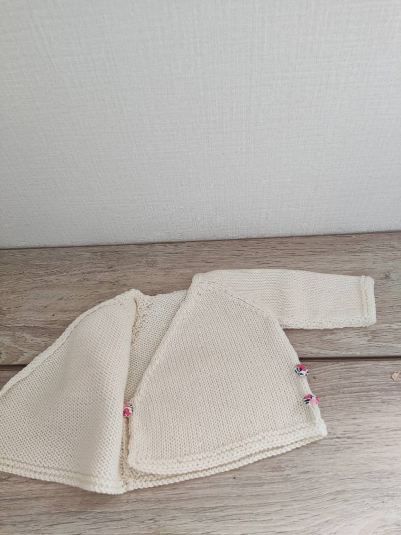 Ensemble brassière cache coeur bonnet et chaussons assortis en laine mérinos blanc cassé et boutons liberty image 4