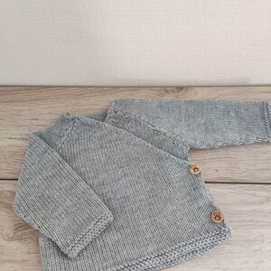 Ensemble tricot brassière cache coeur bonnet et chaussons assortis en laine mérinos gris clair et boutons bois image 6