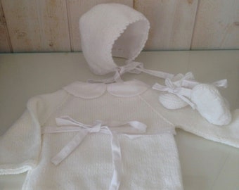 Ensemble bébé brassière, chaussons et béguin en laine mérinos blanche et tissu liberty plumetis blanc