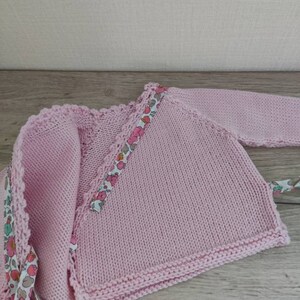 Ensemble bébé brassière, chaussons et béguin en laine mérinos rose et tissu liberty Betsy image 6