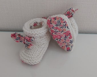 Baby slippers in white merino wool and liberty fabric