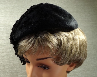 Hattie Carnegie Black Velour Felt Stylized Beret – 1950s Film Noir Era
