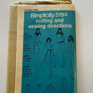 Op de afbeelding: Een vintage Simplicity 5194 naaipatroon-envelop met een lichtblauw voorpaneel. De tekst luidt 1ST SHEET FRONT Simplicity 5194 cutting and sewing directions. Het bevat zwarte lijntekeningen van een top, rok, broek en jasje.